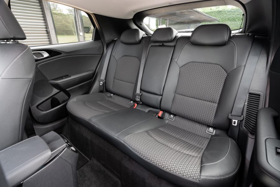Интерьер Kia XCeed PHEV 2020 года  (UK) (фото 22 из 40)